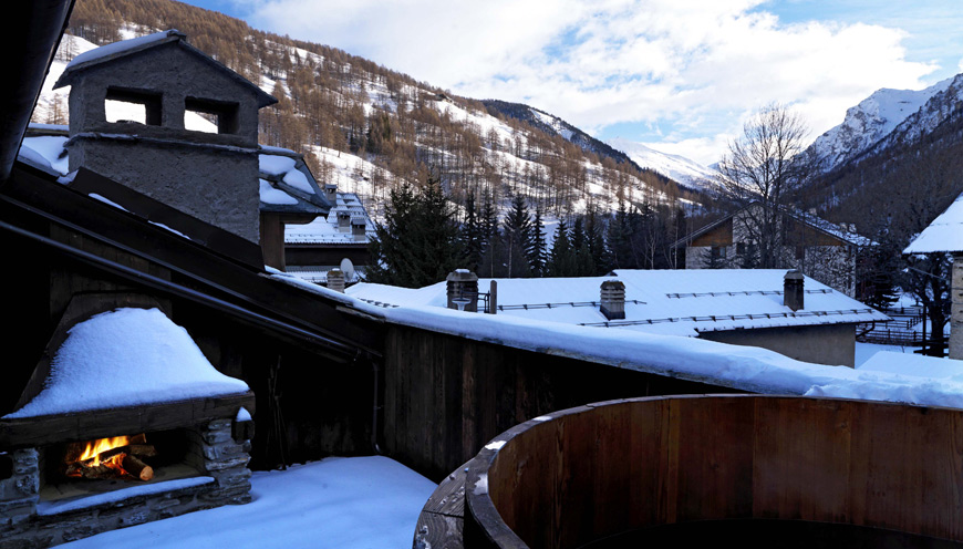 Last minute offer booking italian alps sestriere chalet family hotel